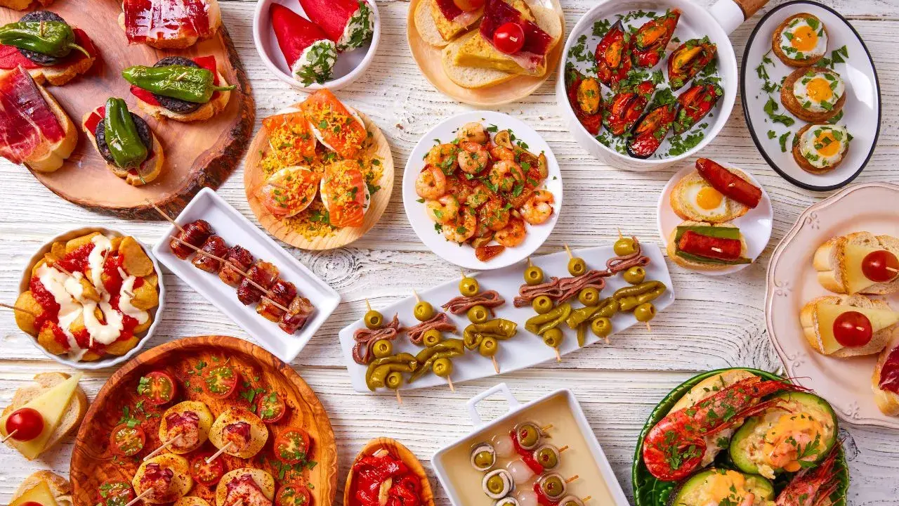 Bogactwo smaków kuchni hiszpańskiej: tapas z krewetkami, małżami, owocami morza, papryczkami i oliwkami.