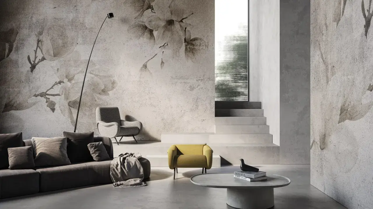 Soggiorno moderno con divano grigio, poltrone e tavolino. Le pareti sono decorate con **case con carta da parati** a tema floreale, creando un'atmosfera elegante.