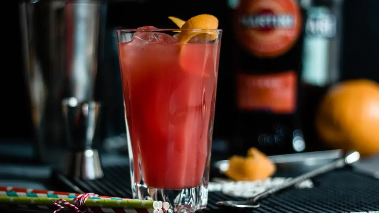 Drinki z czerwonego Martini: Proste przepisy i klasyki. Zaskocz gości!
