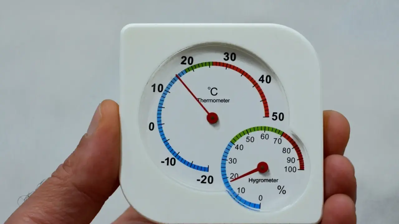 Termómetro y higrómetro en mano. La temperatura es de 10°C y la humedad es del 20%, buscando la humedad ideal.