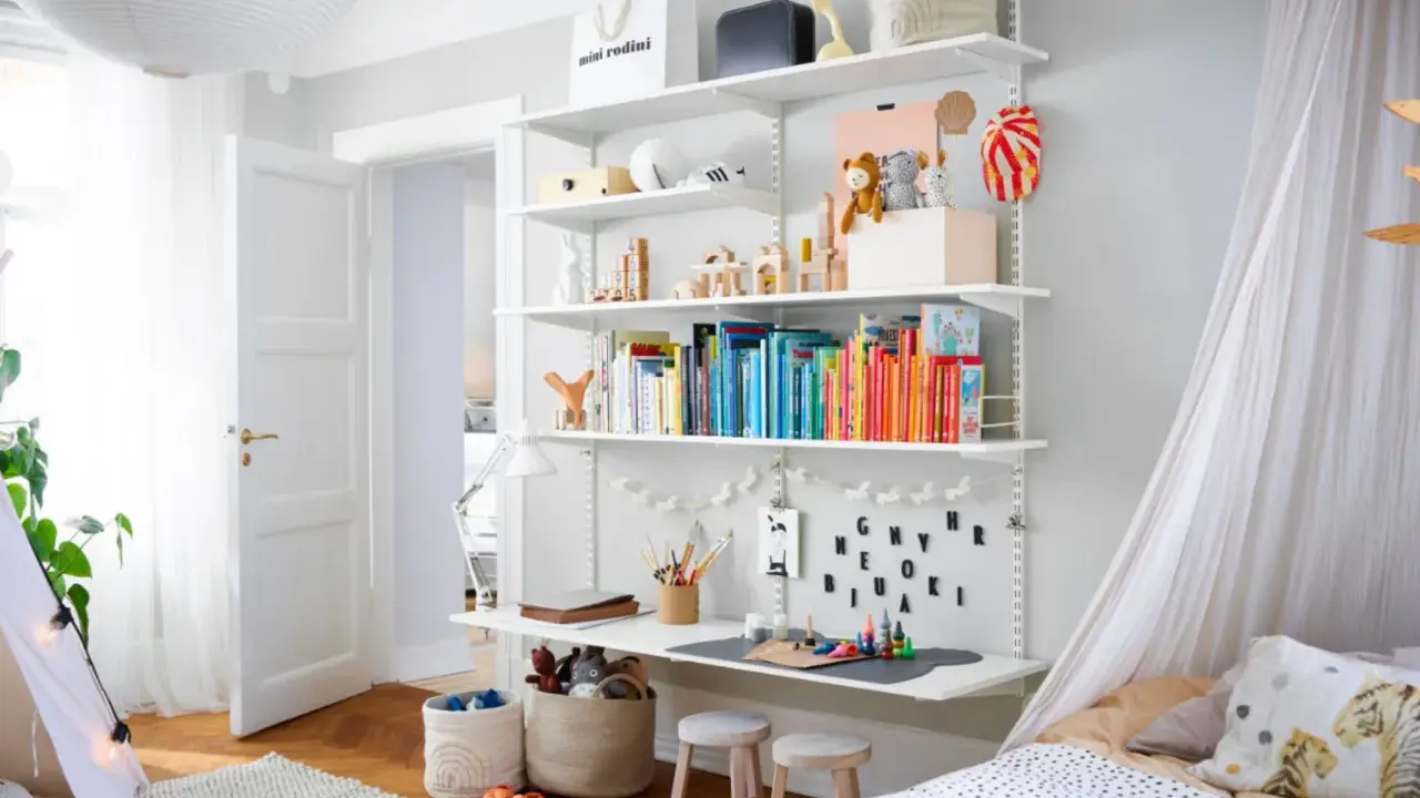 Regalwand mit Büchern, Spielzeug und Bastelmaterialien – tolle kinderzimmer ideen für ein kreatives Zuhause.