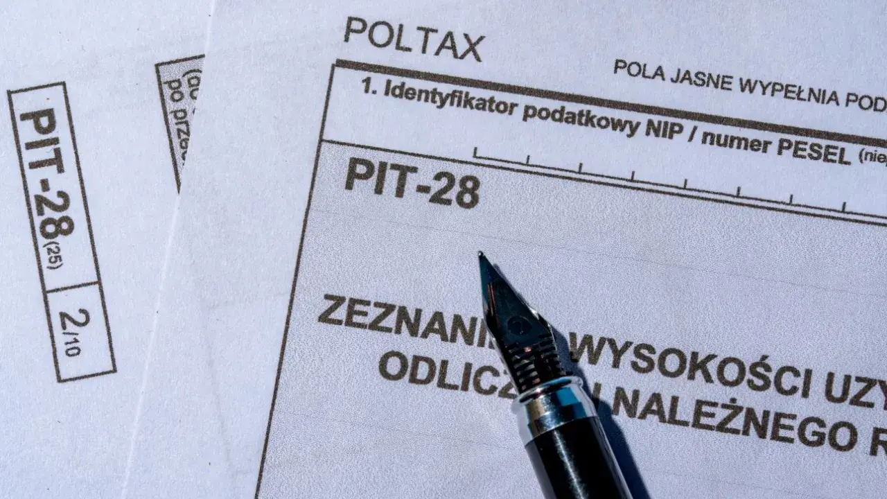 Pióro na druku PIT-28, gotowe do wypełnienia zeznania podatkowego.