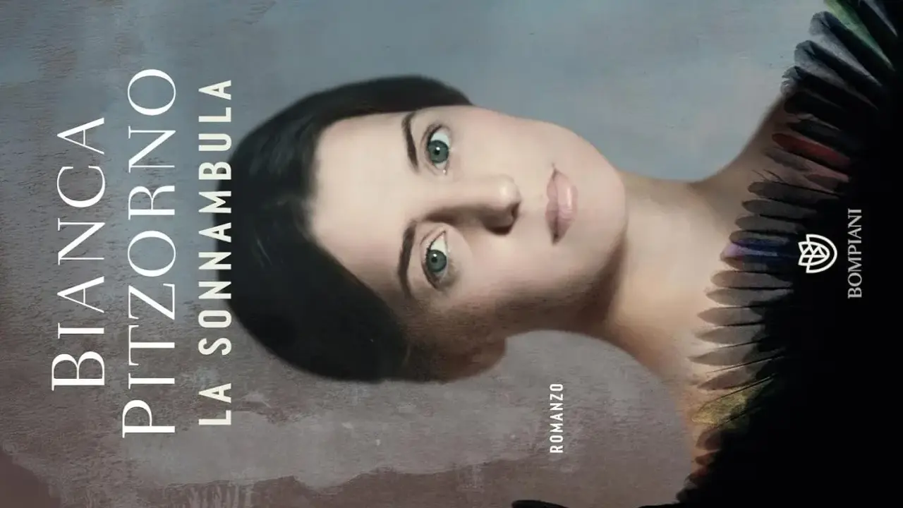 Ritratto di donna con sguardo intenso, circondata da piume colorate. Bianca Pitzorno, La sonnambula.