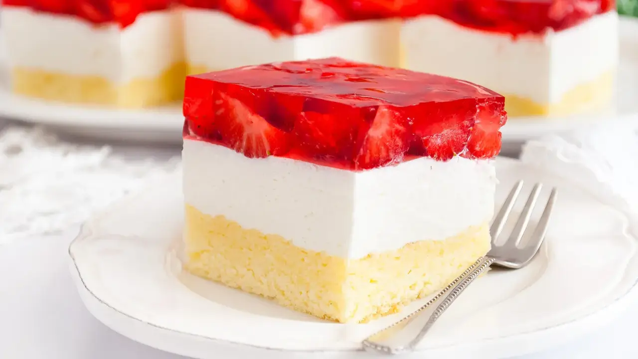 Proste ciasto z serkiem mascarpone i galaretką truskawkową, z puszystym biszkoptem. Idealne na deser.