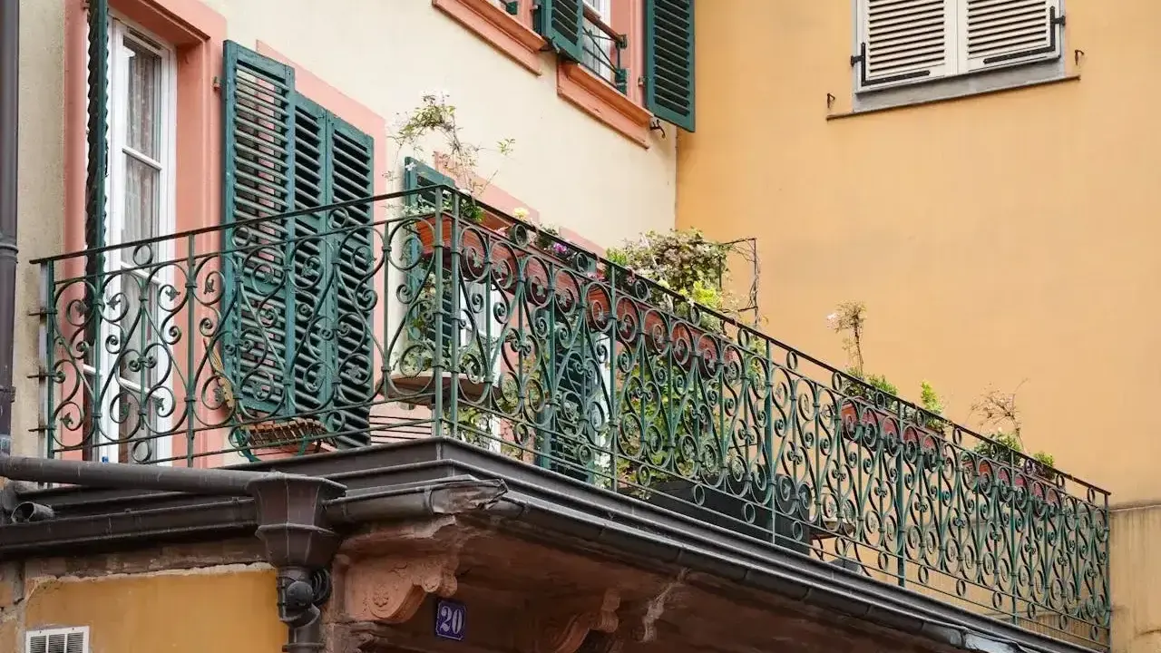 Kto odpowiada za przeciekający balkon? Zobaczcie ten stary budynek z ozdobną balustradą i rynnami, które mogą być przyczyną problemu.