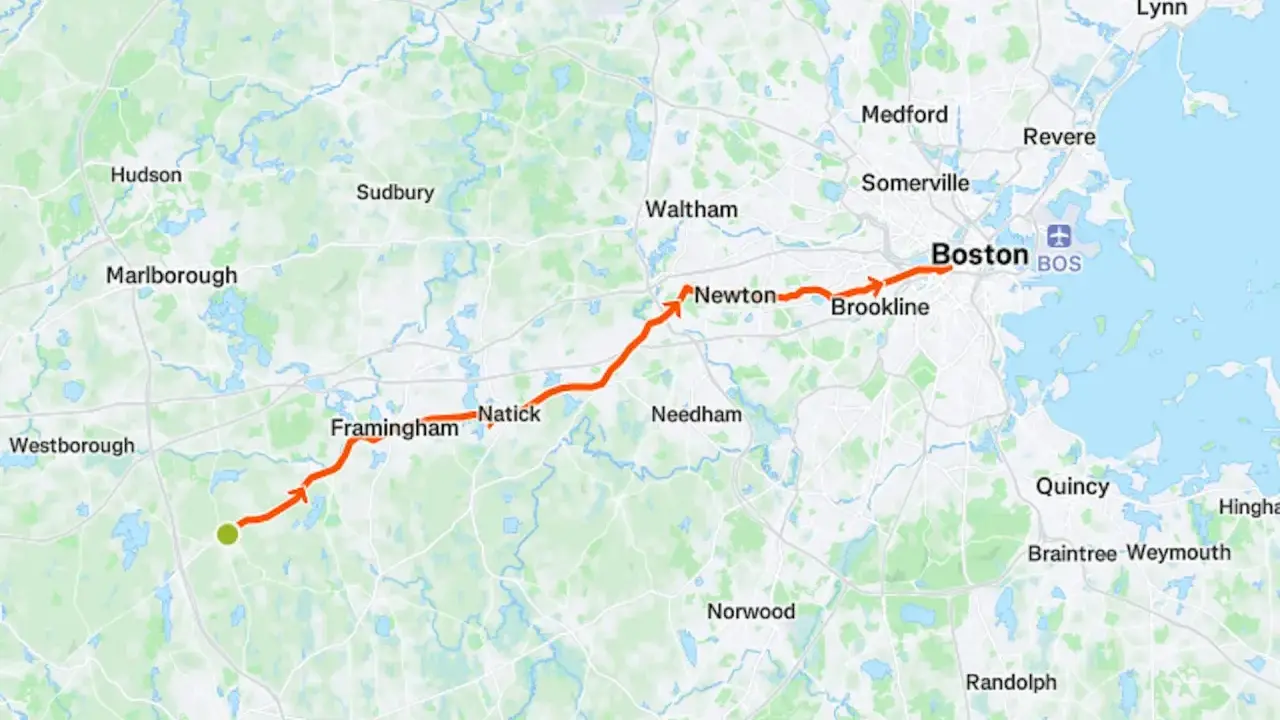 Streckenverlauf des Boston Marathon von Hopkinton nach Boston, mit markierten Städten wie Framingham, Natick, Newton und Brookline.