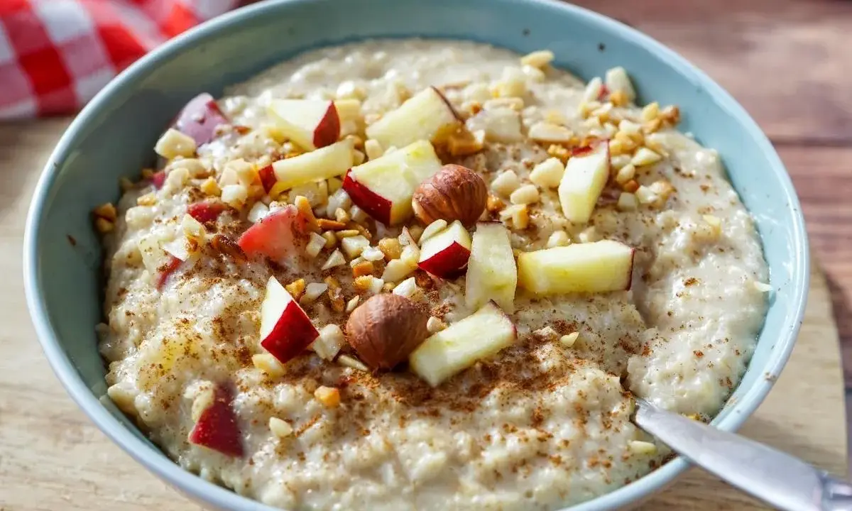 Schmackhaftes Porridge selber machen mit Apfelstücken, Nüssen und Zimt bestreut. Ein gesunder Start in den Tag.