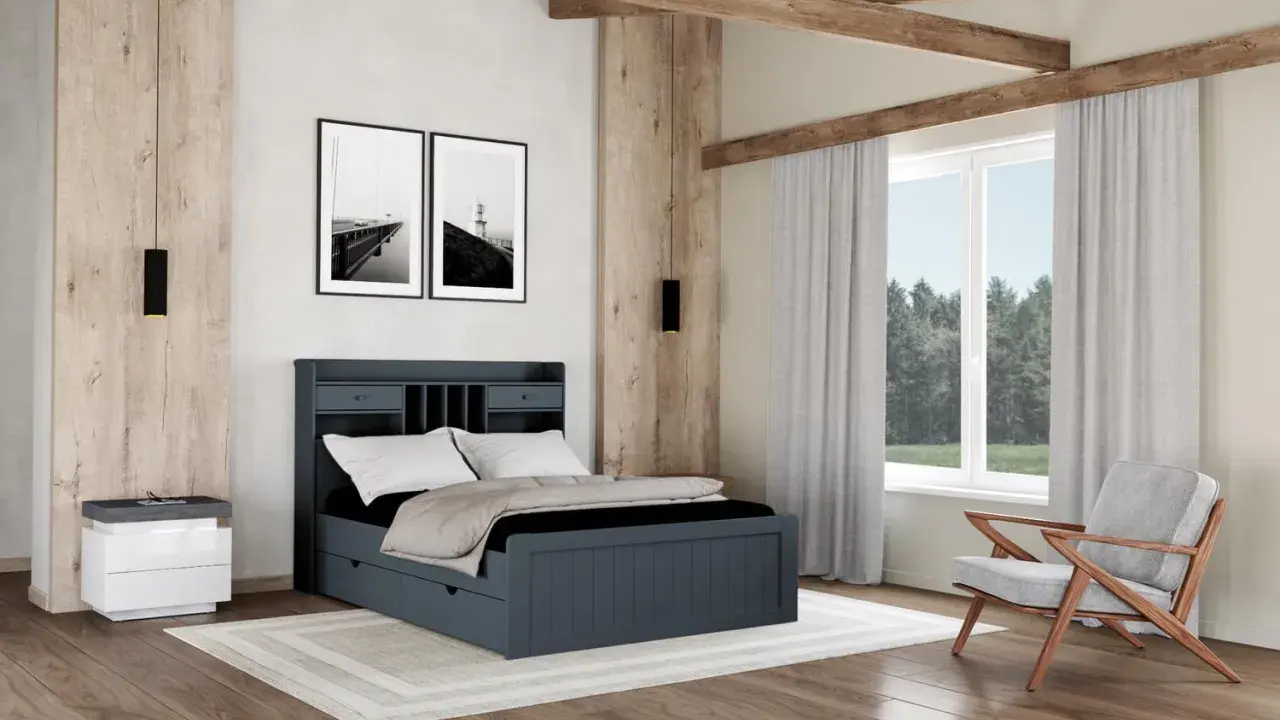 Habitación moderna con cama azul, mesita de noche blanca y sillón gris. Ideas para como hacer una habitacion acogedora.