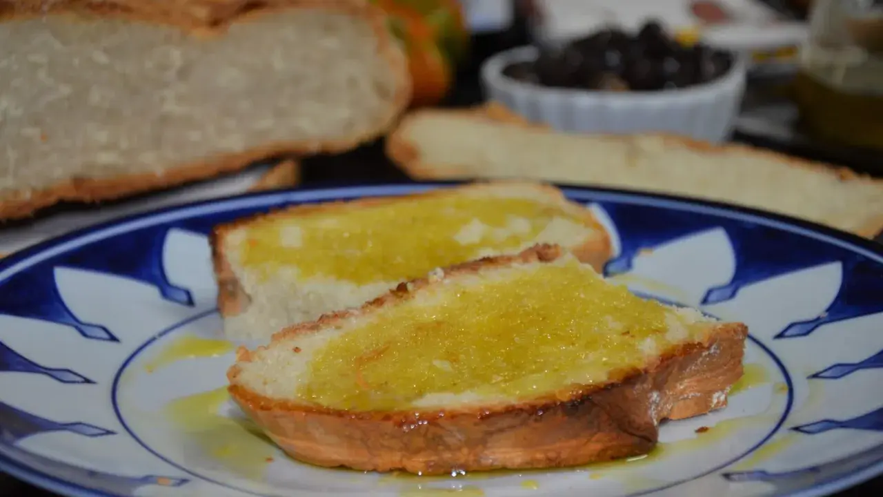 Tostadas con aceite de oliva, un clásico sencillo y delicioso. Pan crujiente bañado en oro líquido.