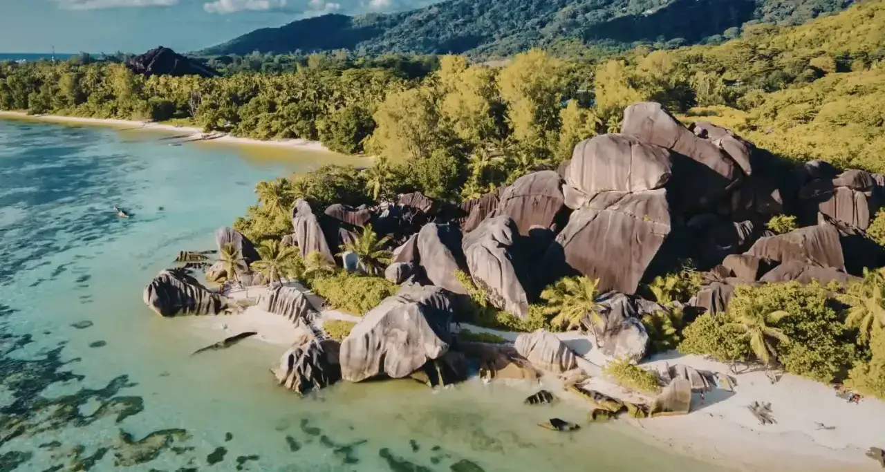 Rajska plaża z granitowymi skałami i turkusową wodą. To krajobraz Seszeli, najmniejszego kraju w Afryce, gdzie natura zachwyca.