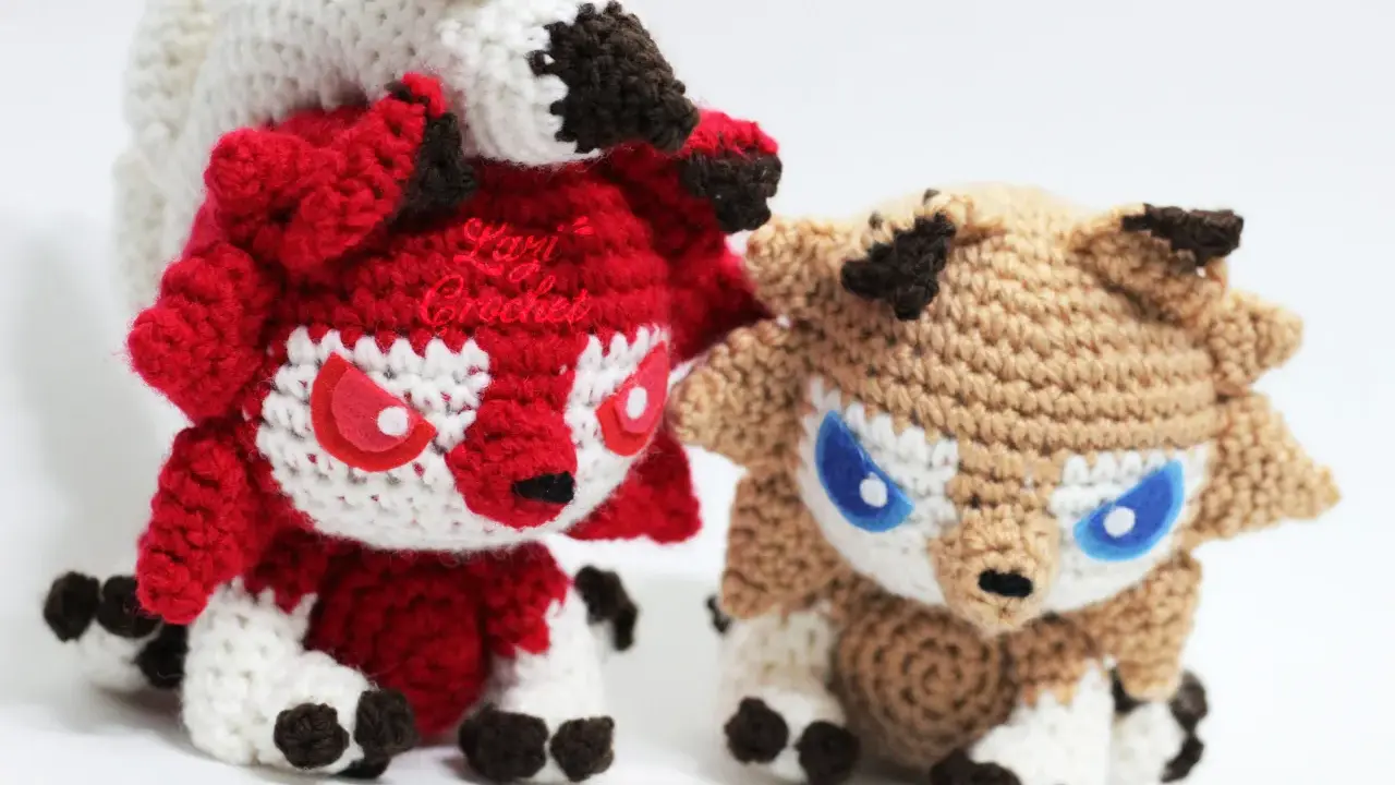 Dos adorables pokémon amigurumi, uno rojo y otro marrón, listos para la aventura. ¡Encuentra el pokemon amigurumi patrón gratis para crearlos tú mismo!