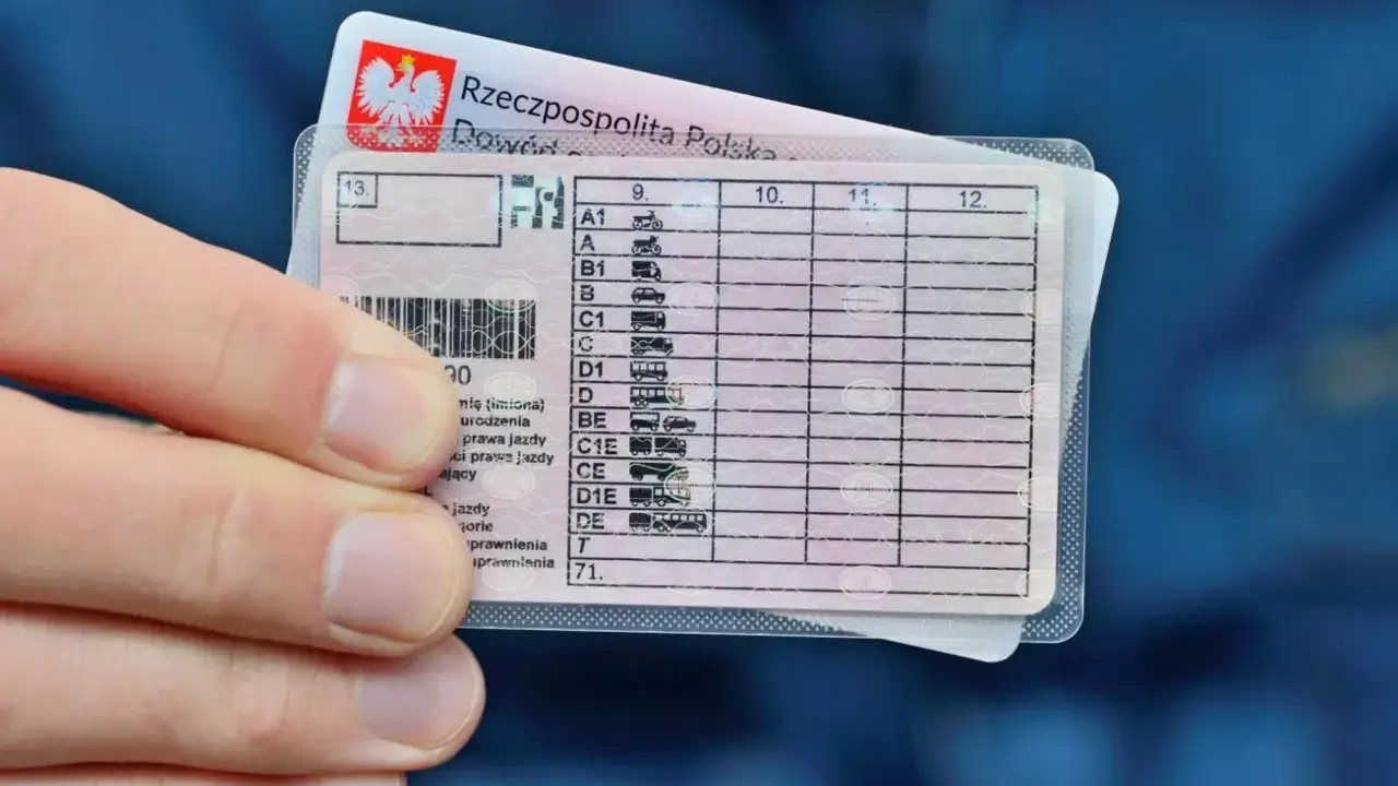Polskie prawo jazdy w ręku, symbolizuje wolność, ale też odpowiedzialność. Oby nie skończyło się na 3 miesiące zabrane prawo jazdy.