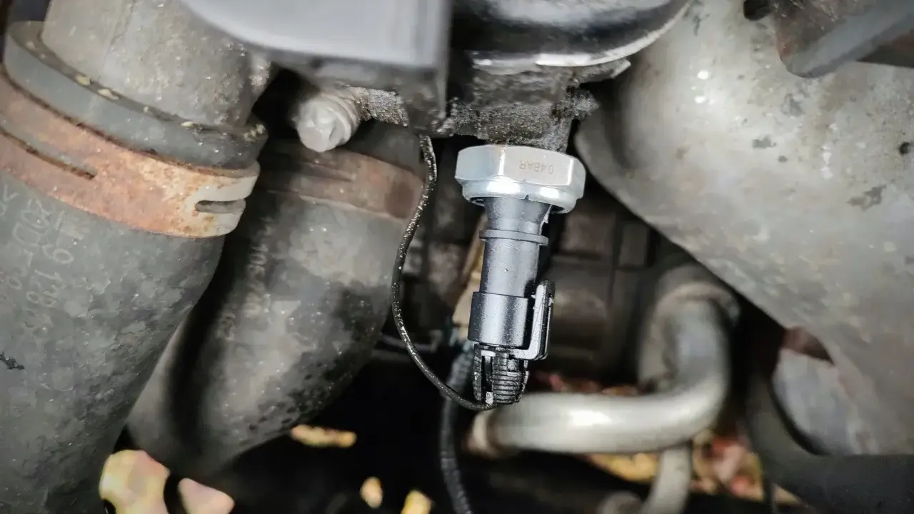 Nowy czujnik ciśnienia oleju 2.0 TDI zamontowany w silniku, obok przewodów.