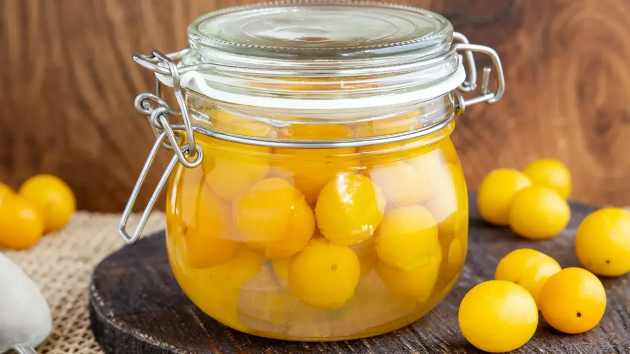 Glas mit mirabellen einkochen, bereit für den Winter. Sonnengelbe Früchte in Sirup, ein süßer Genuss.