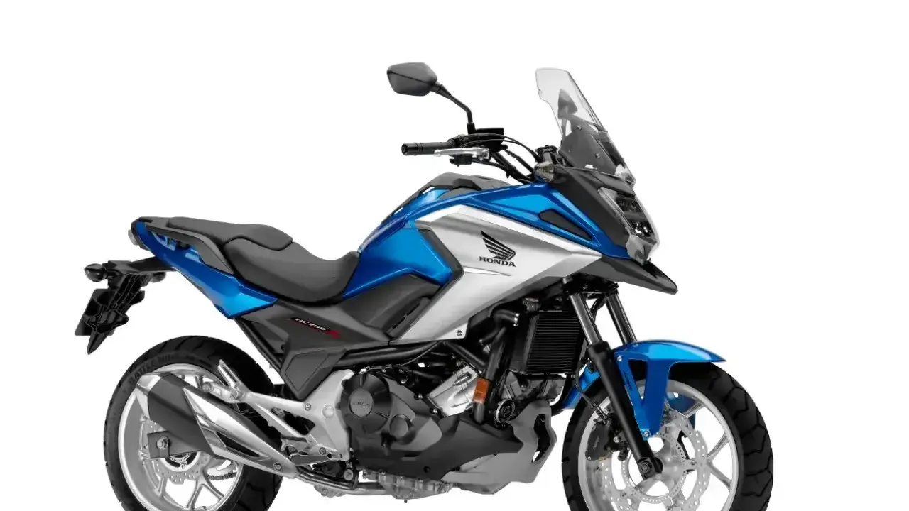 Niebiesko-srebrny, ekonomiczny motocykl turystyczny Honda NC750X gotowy na przygodę.