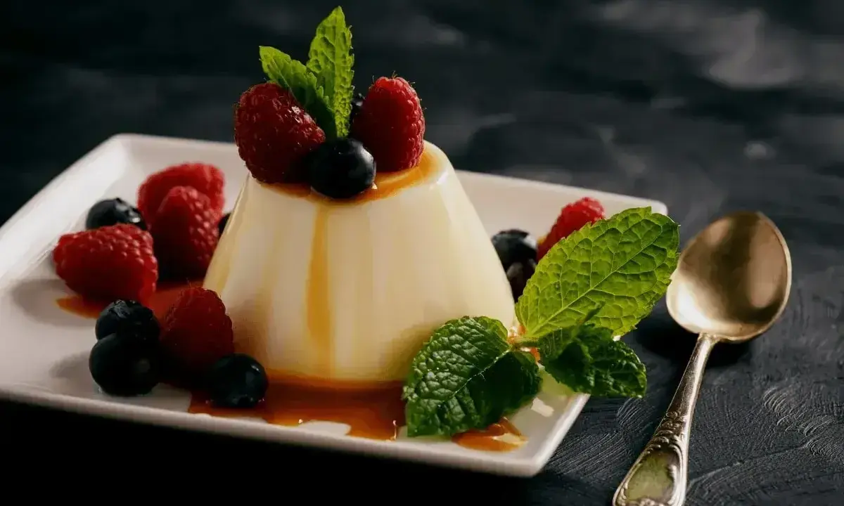 Panna cotta z malinami i borówkami, polana karmelem. Idealny przepis na panna cotta.