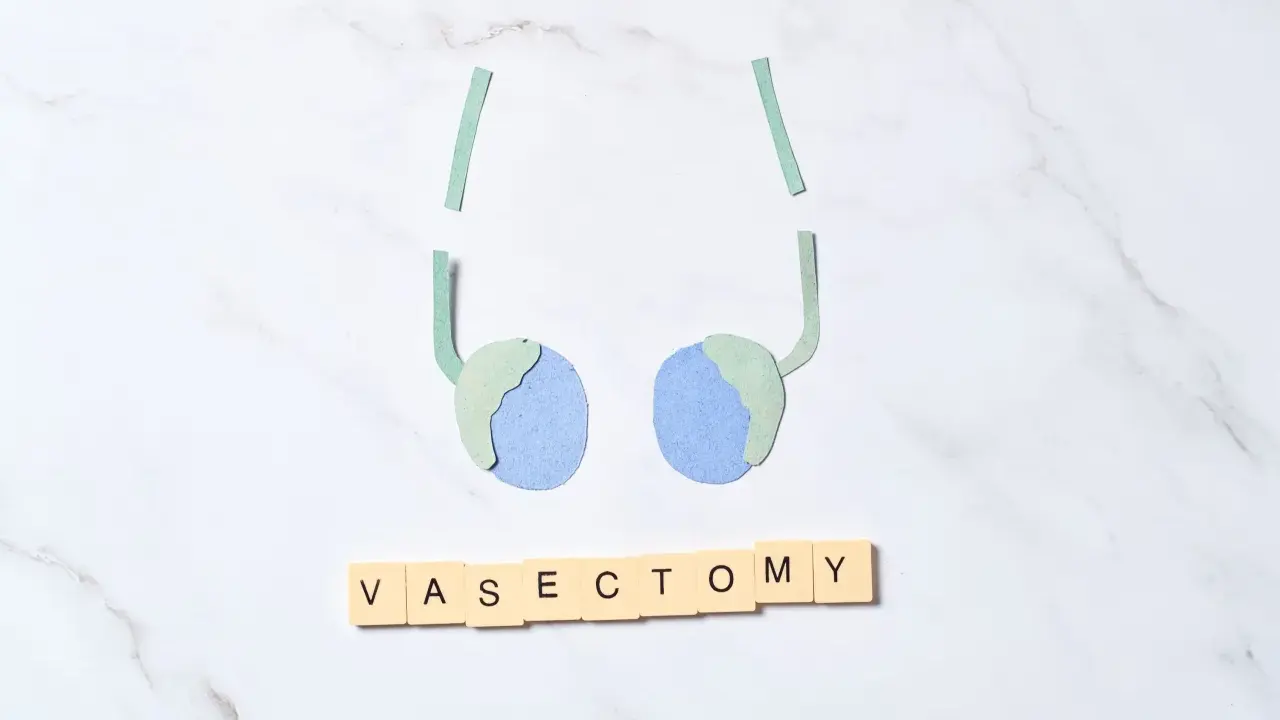 Symboliczna grafika przedstawia przerwanie nasieniowodów, a litery układają słowo "VASECTOMY". To wizualne odniesienie do wysokiej skuteczności wazektomii jako metody antykoncepcji.