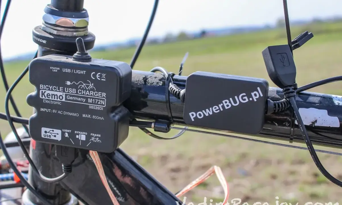 Dynamo rowerowe do ładowania telefonu. Urządzenie Kemo z USB i PowerBUG.pl na kierownicy roweru.
