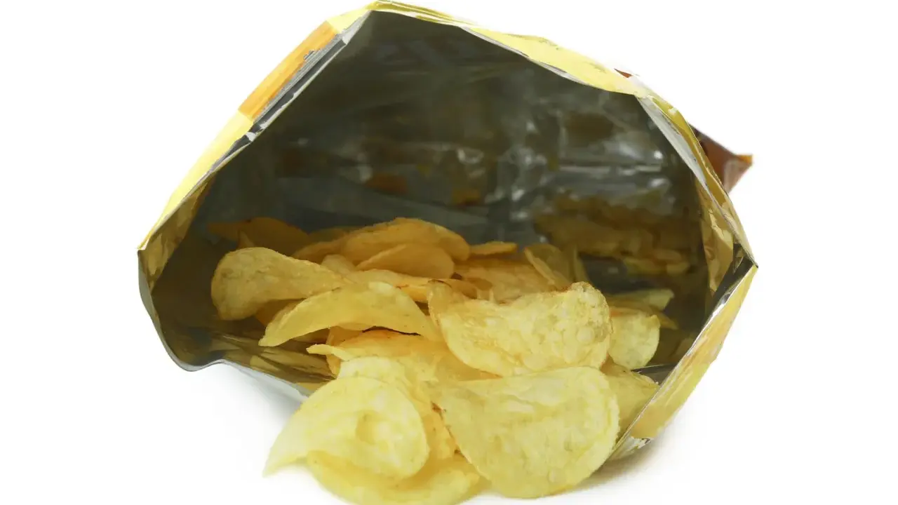 Bolsa de patatas fritas abierta, mostrando pocas patatas. ¿Es esto reduflación?
