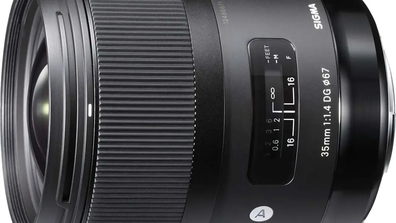 Obiettivo Sigma 35mm f/1.4 DG DN Art. La ghiera di messa a fuoco presenta marcature per la profondità di campo e la distanza in piedi e metri.