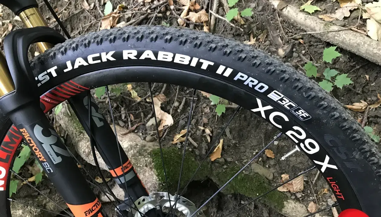 Opona CST Jack Rabbit II Pro 29x na rowerze górskim, gotowa na teren.
