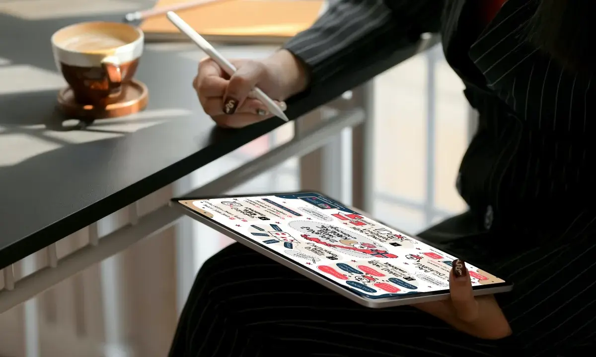 Kobieta z kawą i tabletem, na którym widać schemat dotyczący pracy w Norwegii.