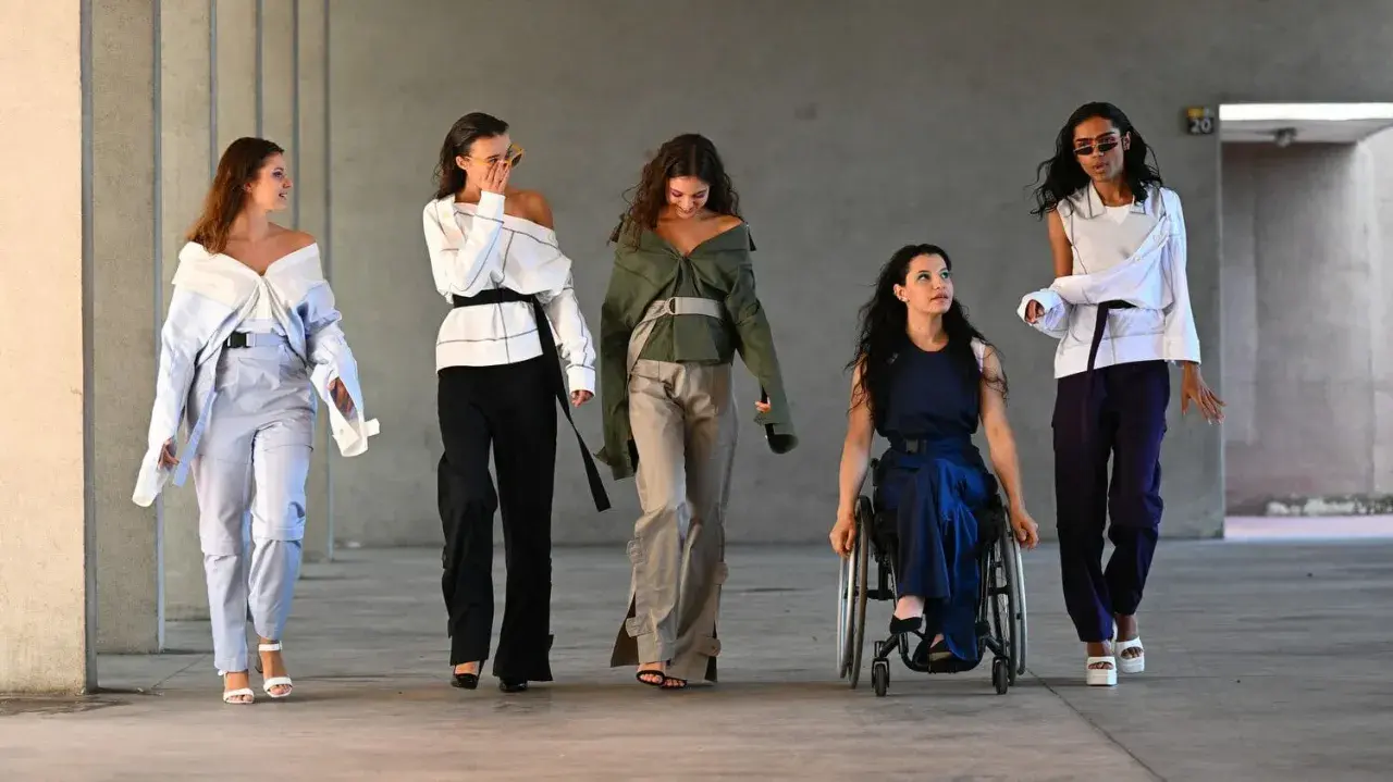 Modelle diverse sfilano con abiti audaci, celebrando la bellezza e l'inclusività. Un inno al body positive.
