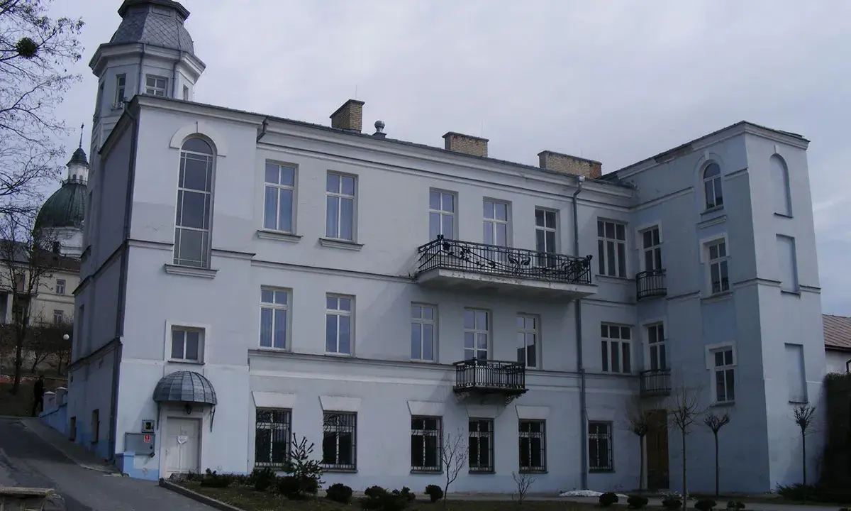 Pałac Kretzschmarów w Chełmie, z charakterystyczną wieżyczką i jasnoniebieską fasadą, prezentuje się okazale.