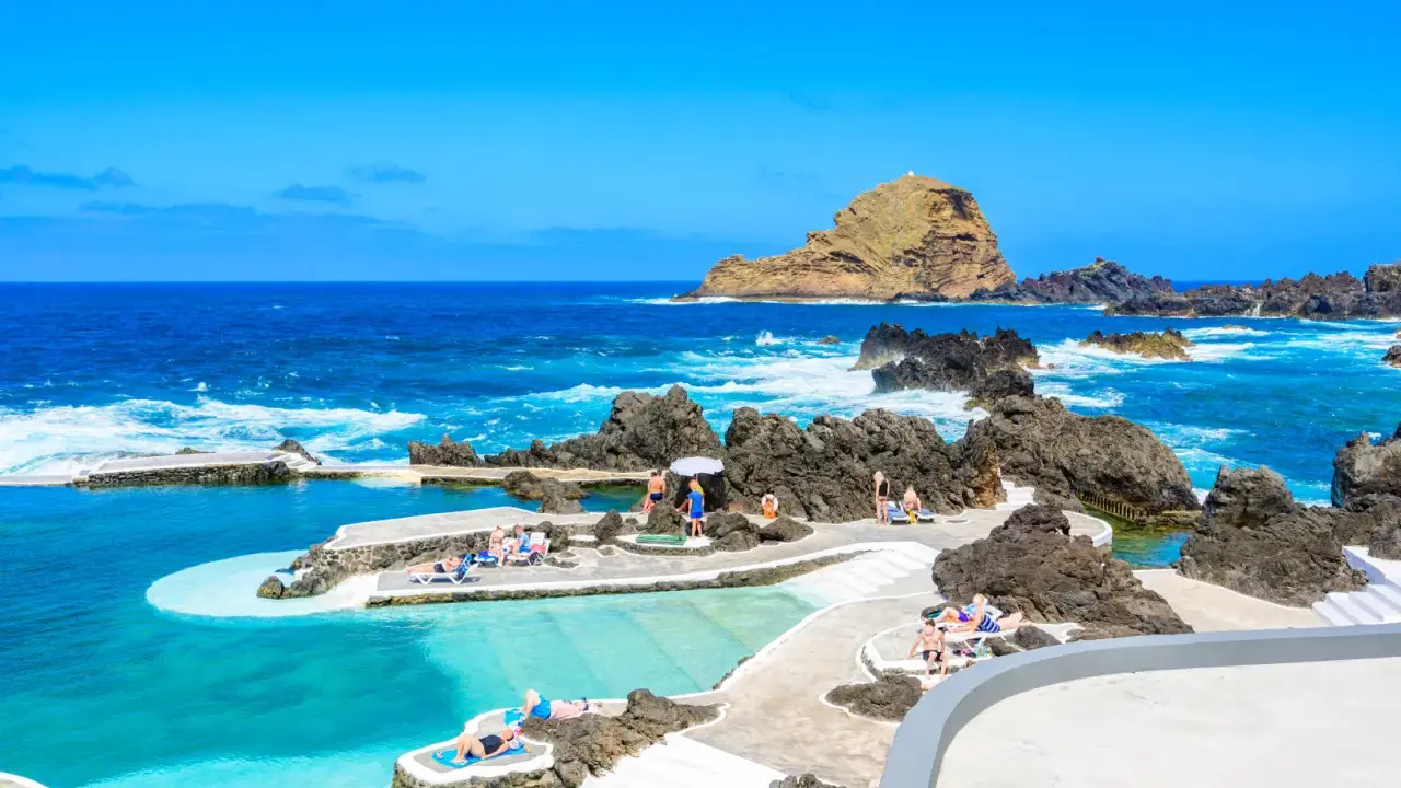 Naturschwimmbecken auf der portugiesischen Insel Madeira. Menschen entspannen sich am Meer.