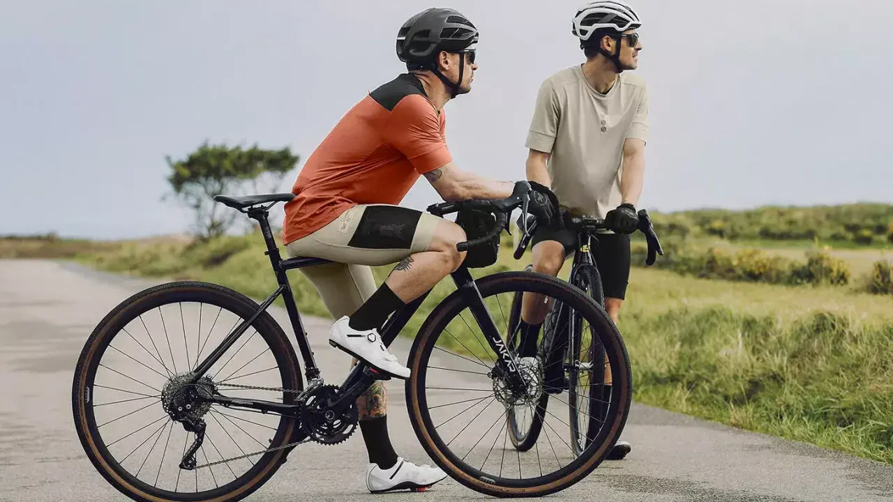 Dwóch rowerzystów na drodze, gotowych na przygodę. To właśnie jest **gravel co to** za styl jazdy?