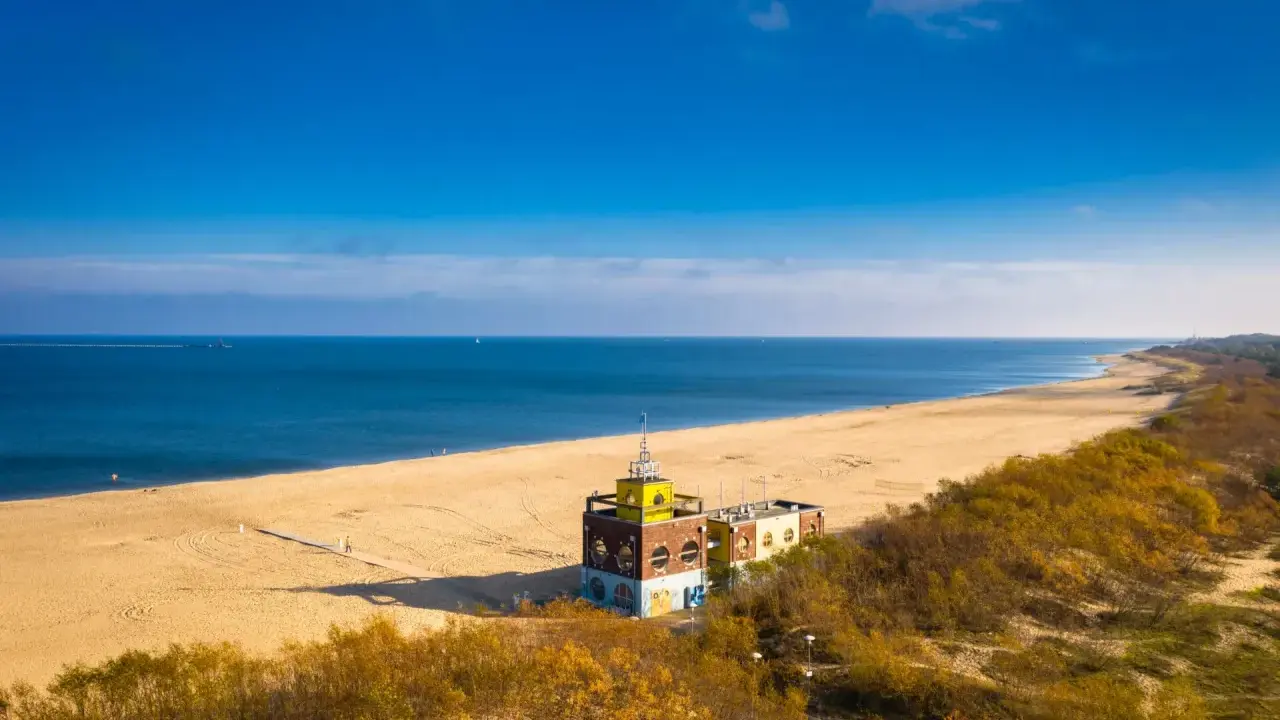 Piękna plaża i budynek z wieżyczką, idealne na spacer po miejscowościach blisko Trójmiasta.
