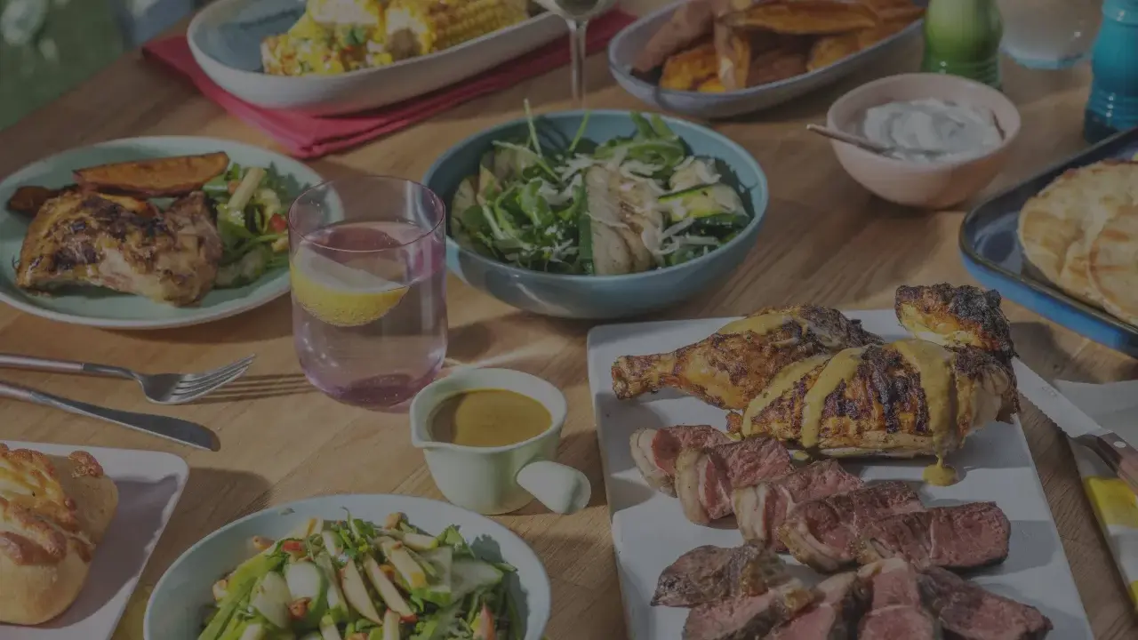 Leckeres Grillbuffet mit Hähnchen, Steak, Maiskolben und Salaten. Perfekte Grillbuffet Ideen für den Sommer.