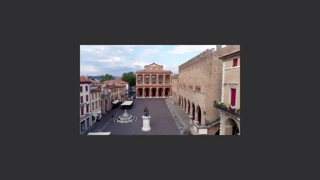 Piazza del Popolo a Rimini, 2 giugno. Un'elegante piazza con il Teatro Amintore Galli e il Palazzo dell'Arengo.