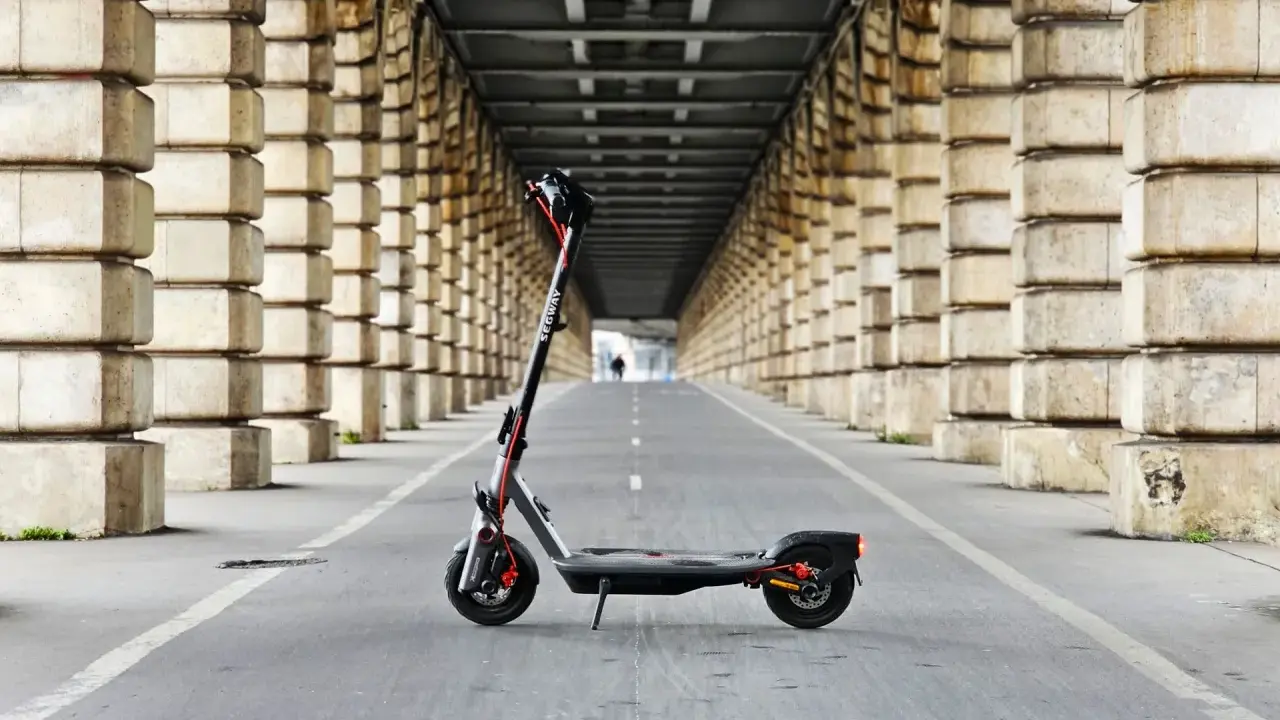 Trottinette électrique Segway sous un pont, prête pour une longue autonomie.