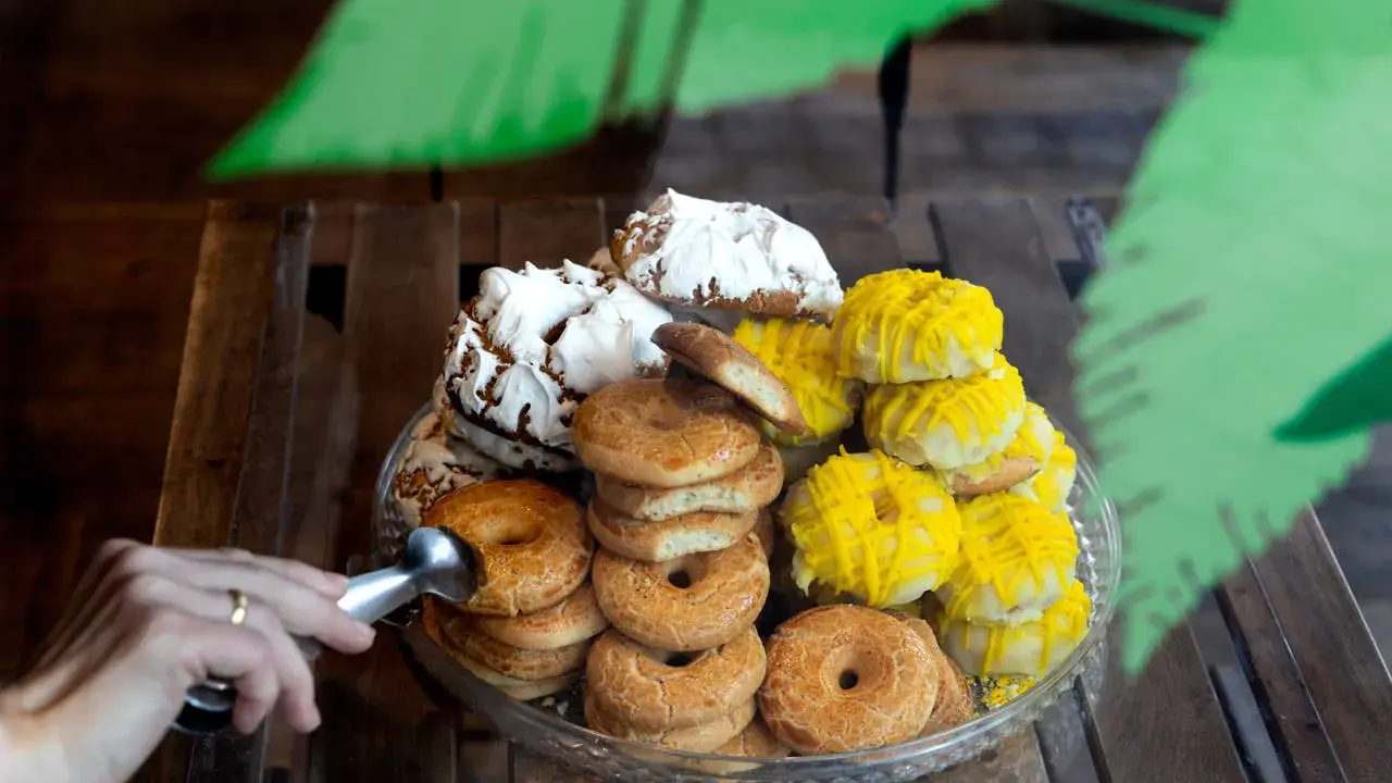Variedad de tipos de rosquillas: doradas, con merengue y glaseadas de amarillo.