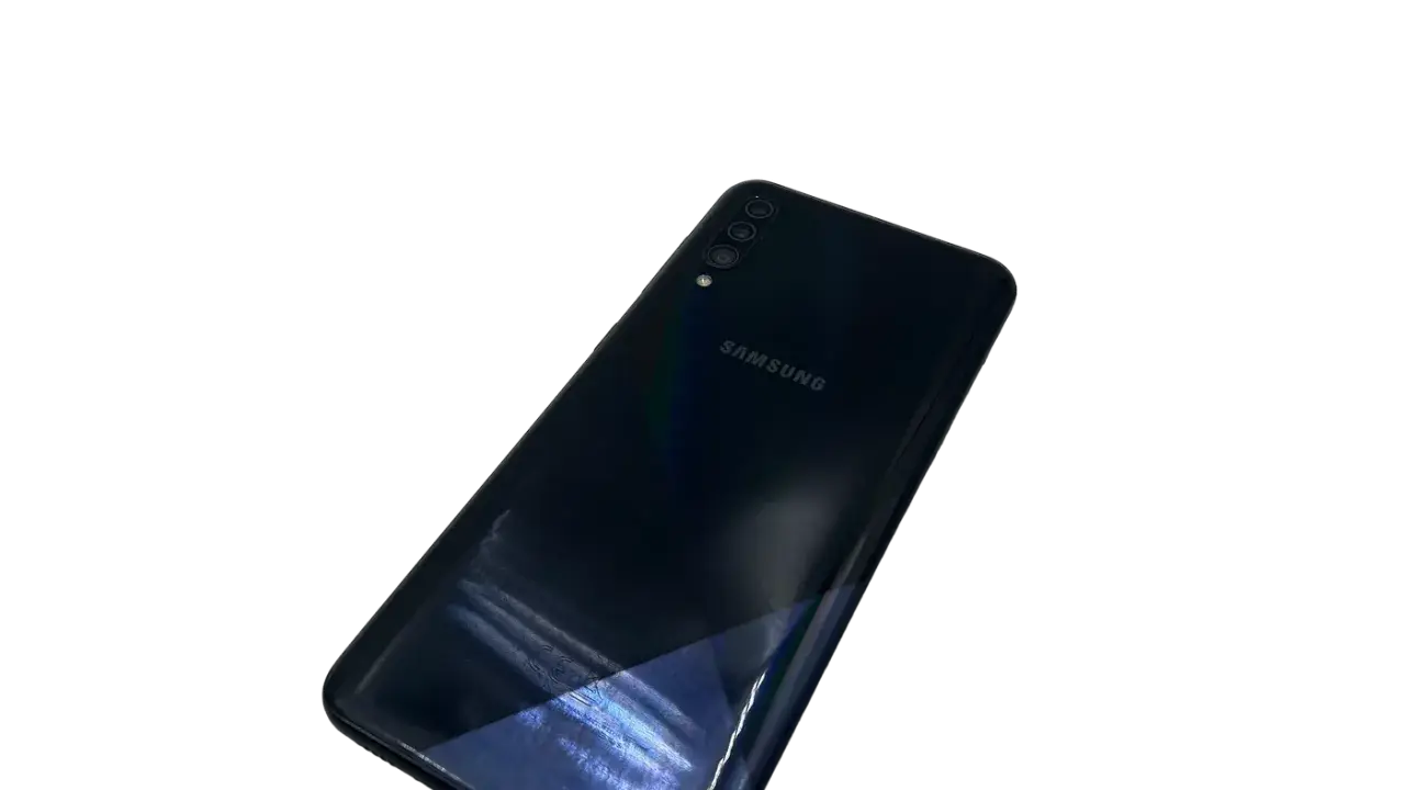 Ciemny tył telefonu Samsung Galaxy M30s z potrójnym aparatem i logo Samsung.