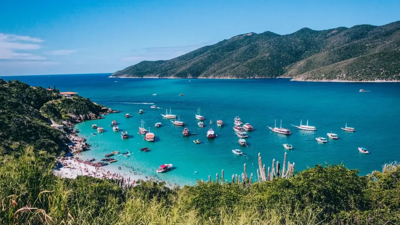 Vacker bukt med många båtar och en strand full av folk. En drömresa till vaccin Brasilien.