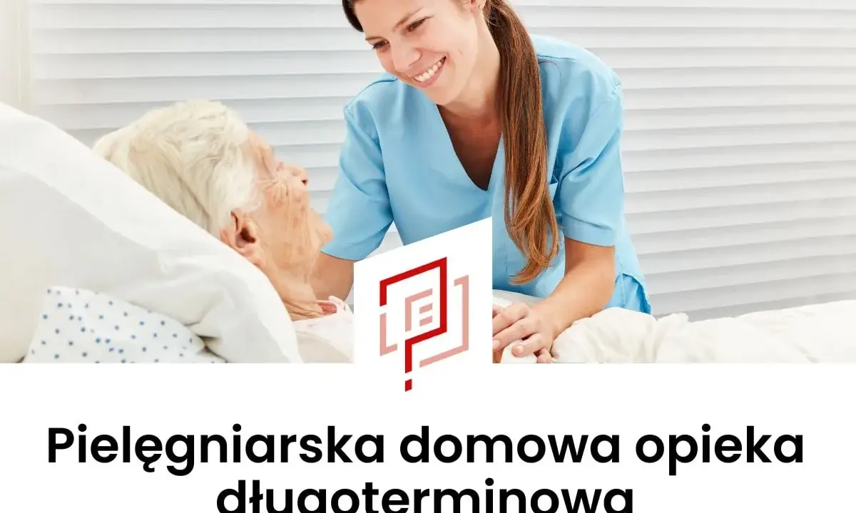 Uśmiechnięta pielęgniarka środowiskowa w niebieskim uniformie pochyla się nad starszą pacjentką w łóżku. Wizyta pielęgniarki środowiskowej w domu.