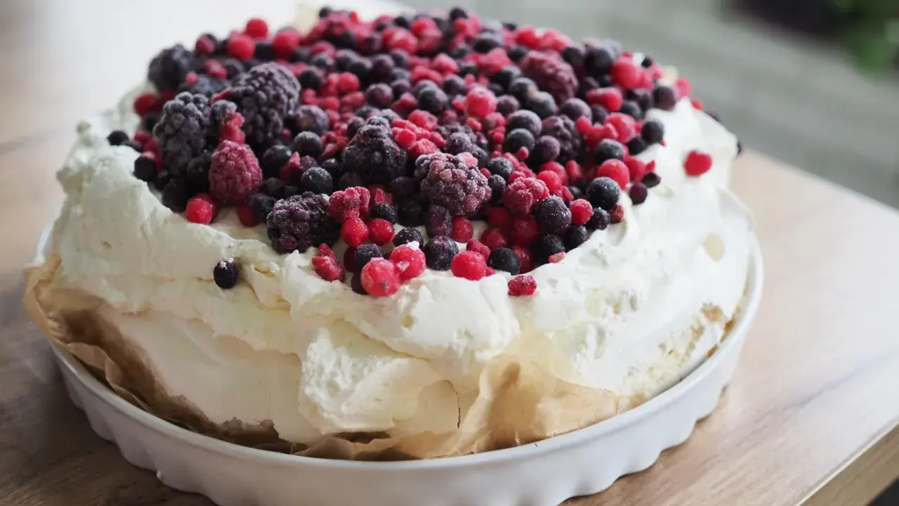 Puszysta beza z mascarpone i mrożonymi owocami leśnymi, idealna na letnie popołudnie.