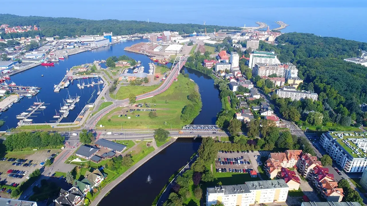 Widok na port i rzekę w Kołobrzegu. Odkryj **geheimtipps Kolberg** – urokliwe zakątki i malownicze widoki.