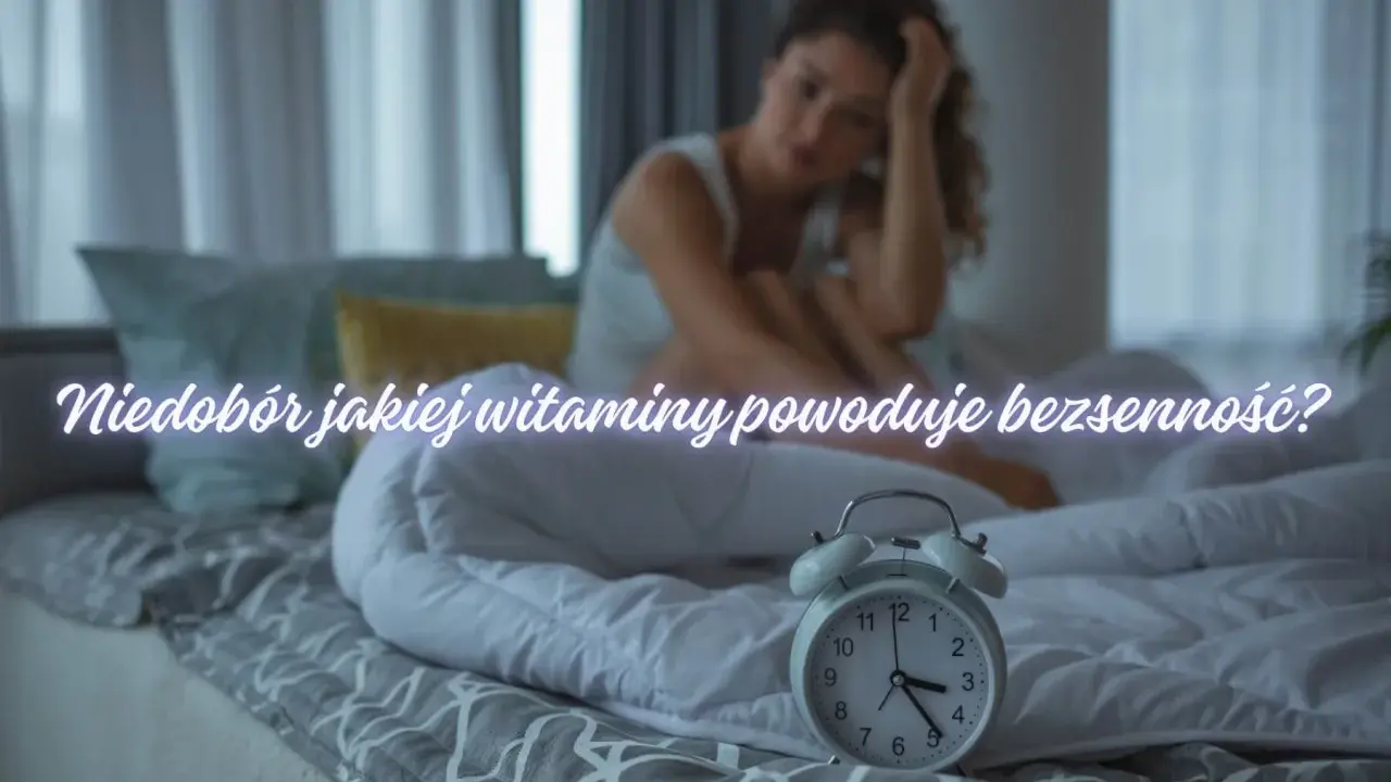 Kobieta w łóżku, zmartwiona, obok budzik. Czy niedobór witaminy D może powodować bezsenność?