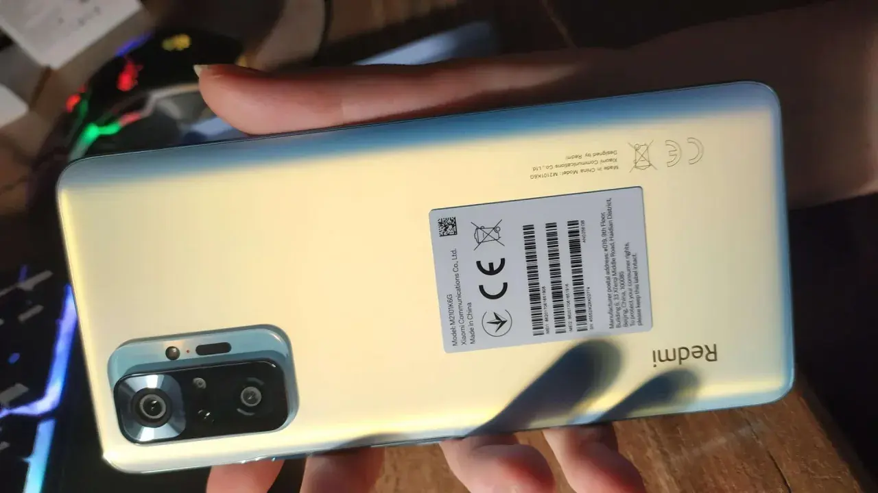 Xiaomi Redmi Note 10 Pro fioletowy w całej okazałości, z widocznym modułem aparatów i etykietą informacyjną.