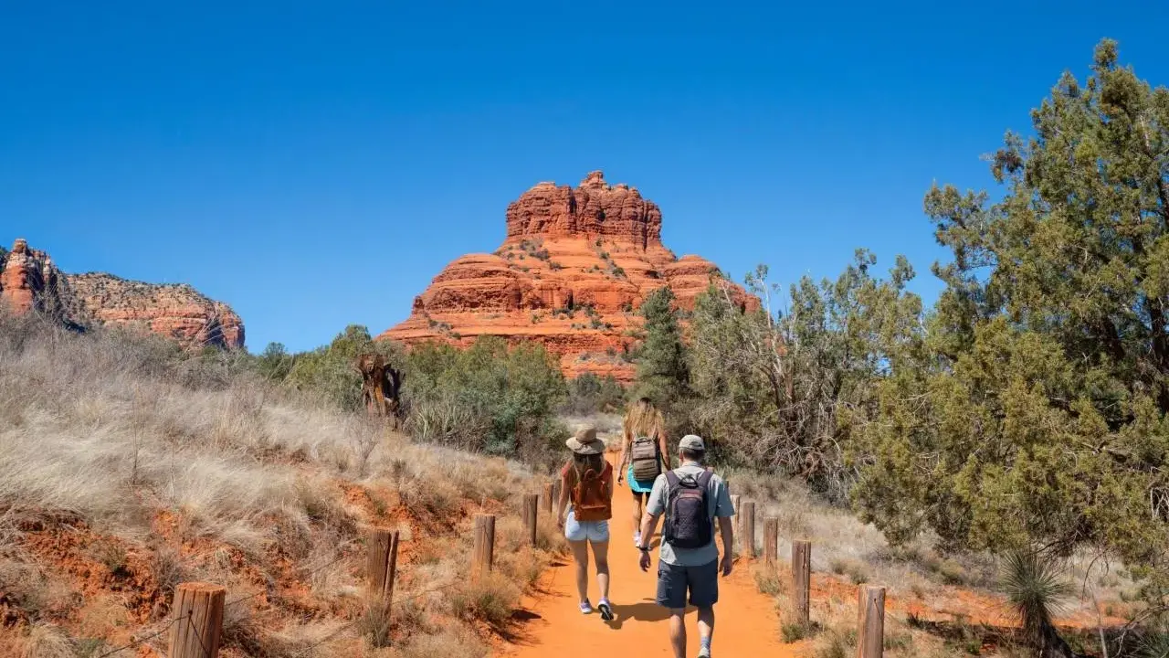 Wędrówka do Bell Rock w Arizonie, najpiękniejszym stanie USA. Czerwone skały i błękitne niebo.