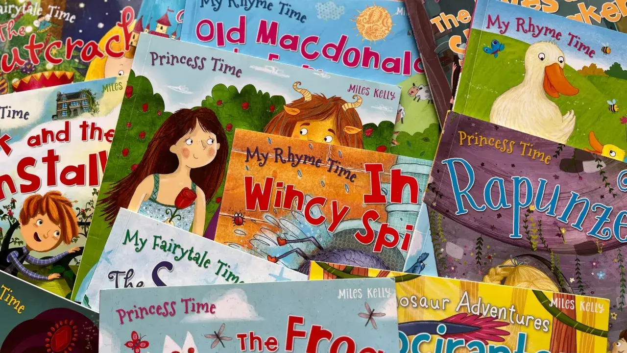 Książki dla dzieci: mądre bajki po angielsku, takie jak "Old MacDonald", "Rapunzel" i "The Frog Prince", zachęcają do nauki i zabawy.