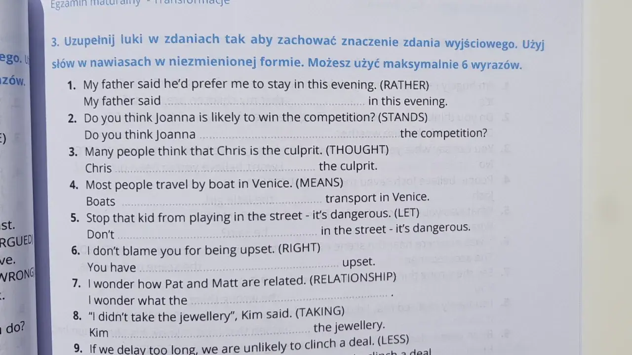 Ćwiczenia z transformacji zdań, wymagające zmiany formy wyrazów, by zachować sens.