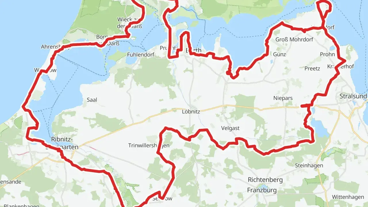 Mapa z zaznaczonymi trasami rowerowymi w Niemczech, wiodącymi przez malownicze wybrzeże i park narodowy.