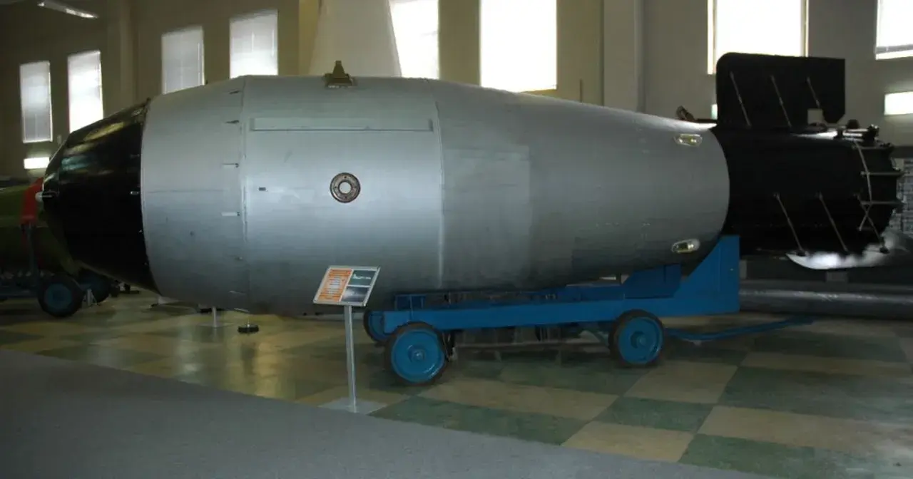 Ogromna bomba atomowa na wózku, symbol potęgi i potencjalnego zasięgu fali uderzeniowej bomby atomowej.