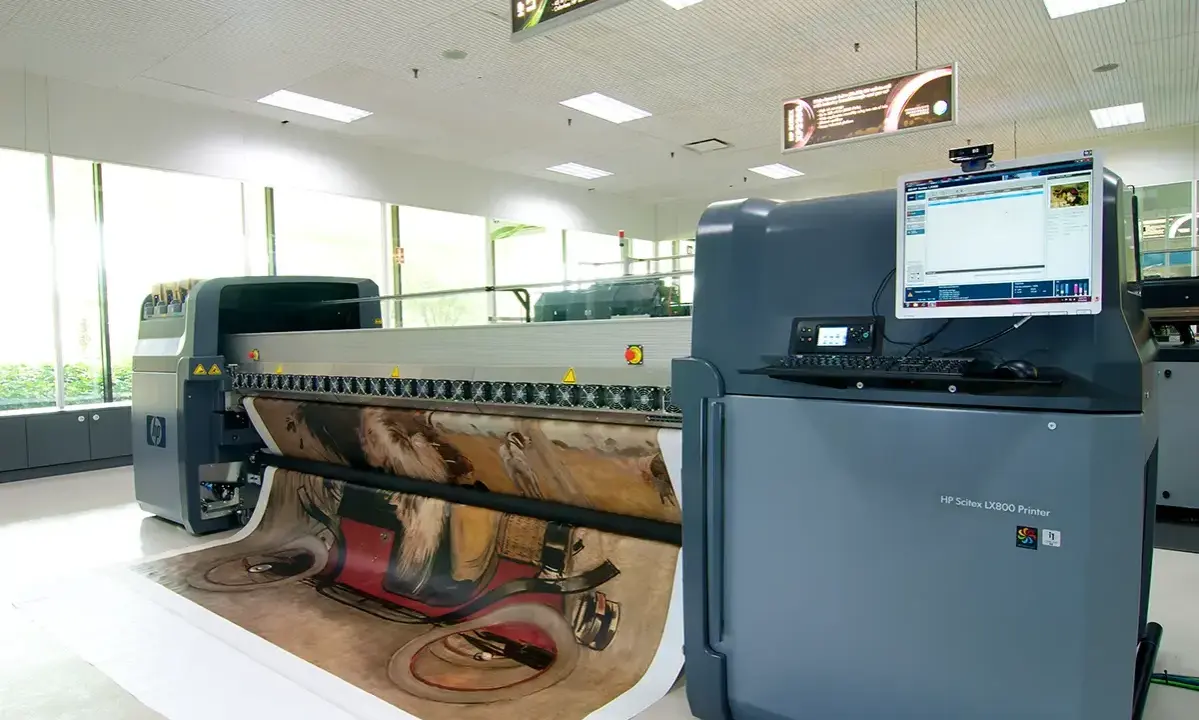 Duży, nowoczesny ploter drukujący HP Scitex LX800 z wydrukiem na płachcie.