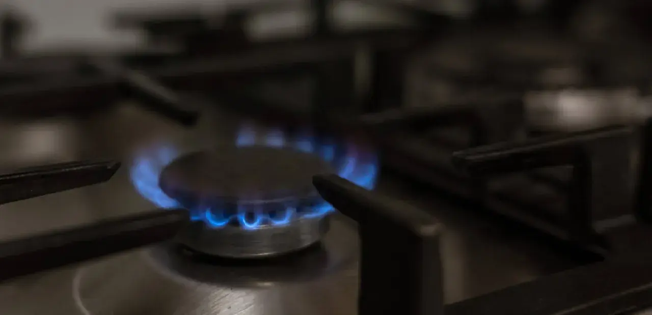 Llama azul en un quemador de cocina, como al dar de alta el gas por primera vez.
