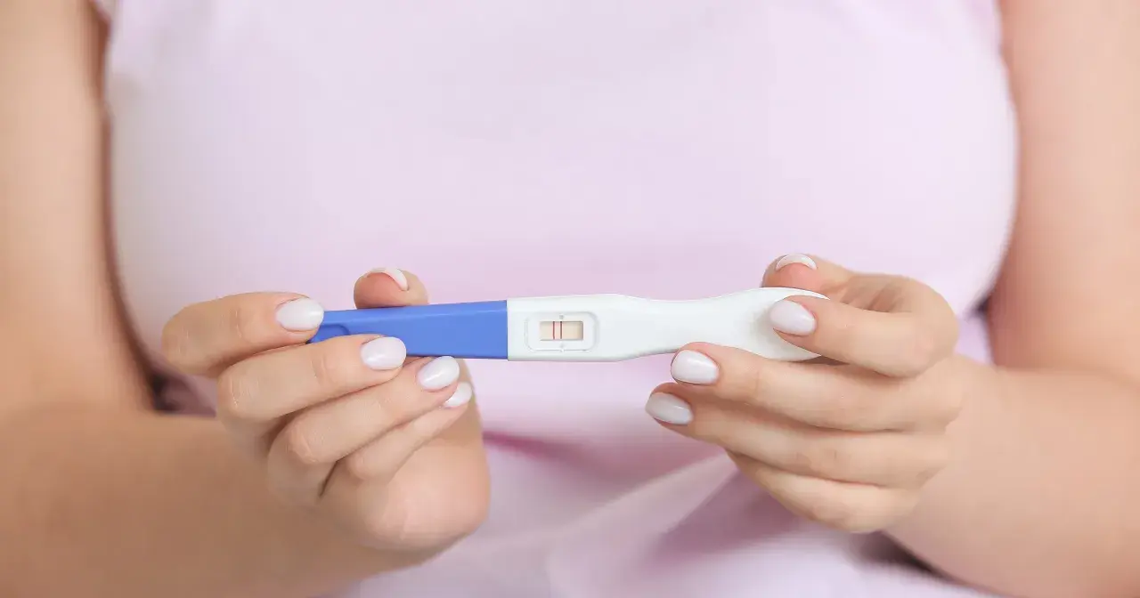 Dwie kreski na teście ciążowym. Kiedy zrobić test ciążowy – rano czy wieczorem? Najlepszy czas to poranek.